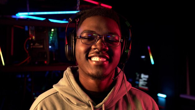 Photo portrait of smiling young man at night