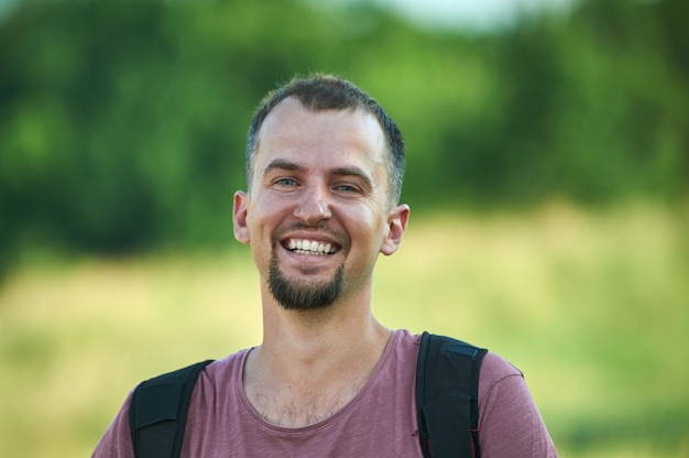 Ritratto di un giovane sorridente in un parco