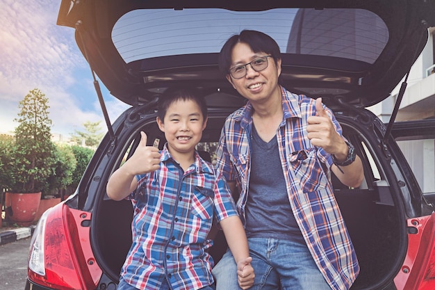 Photo portrait of smiling young man sitting in car