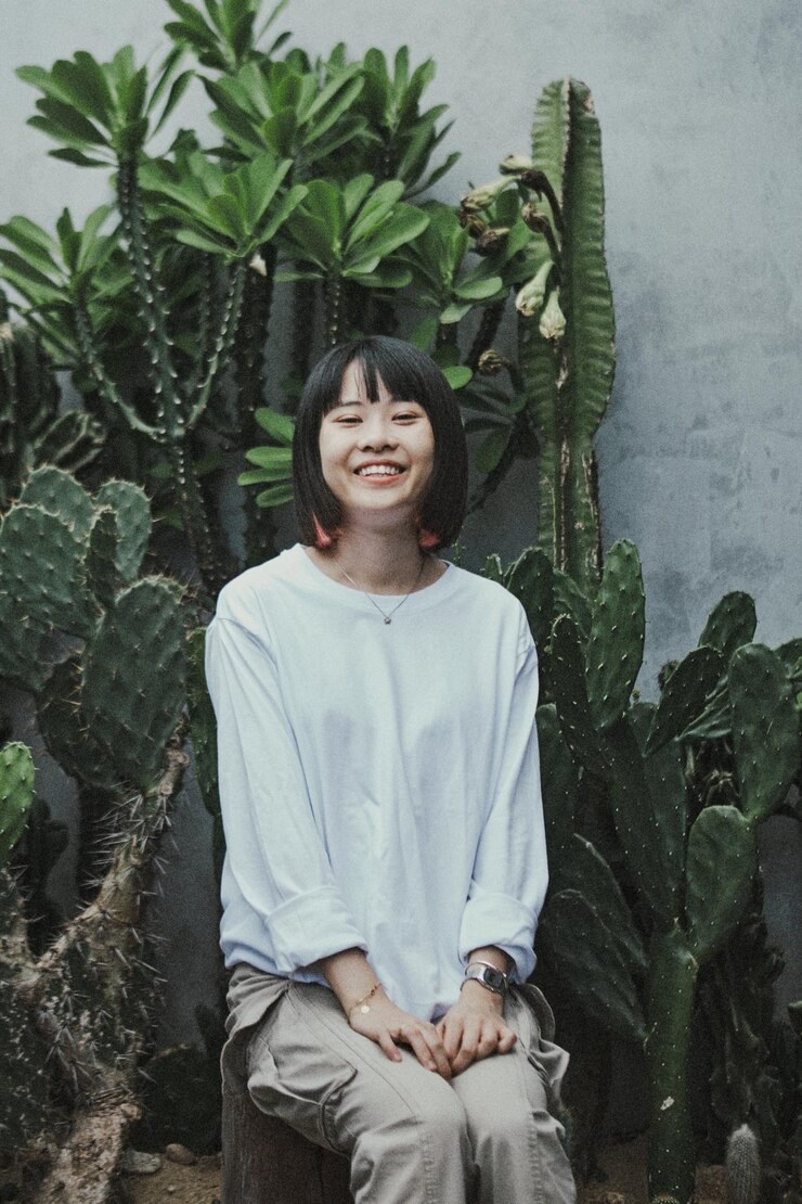 Photo 坐在室外的一位微笑的年轻人的肖像