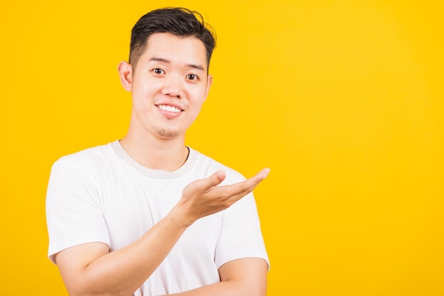 黄色い背景に立っている笑顔の若者の肖像画
