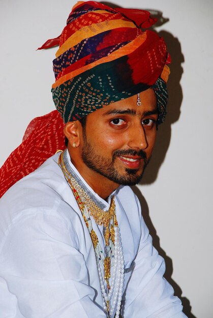 Photo portrait of smiling young man wearing turban