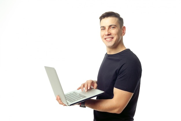 고립 된 노트북으로 웃는 젊은 남자의 초상