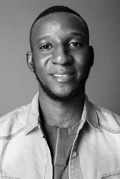 Photo portrait of a smiling young man