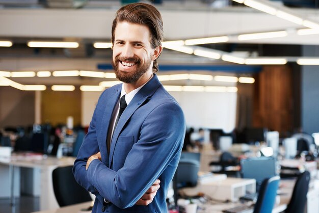 Foto ritratto di un giovane sorridente