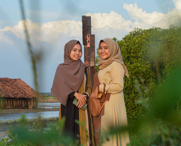 Photo portrait of smiling young moslem woman standing outdoors