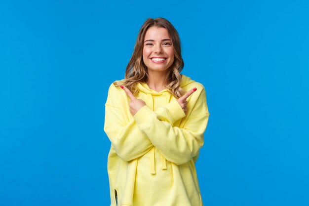 Foto ritratto di una giovane donna sorridente sullo sfondo blu