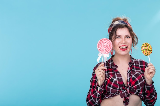 Photo portrait of a smiling young woman against blue background