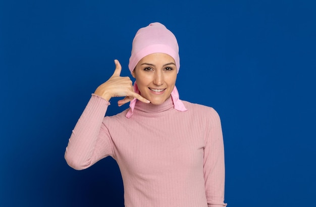 Photo portrait of a smiling young woman against blue background