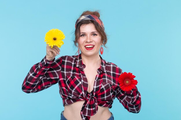 Photo portrait of a smiling young woman against blue background