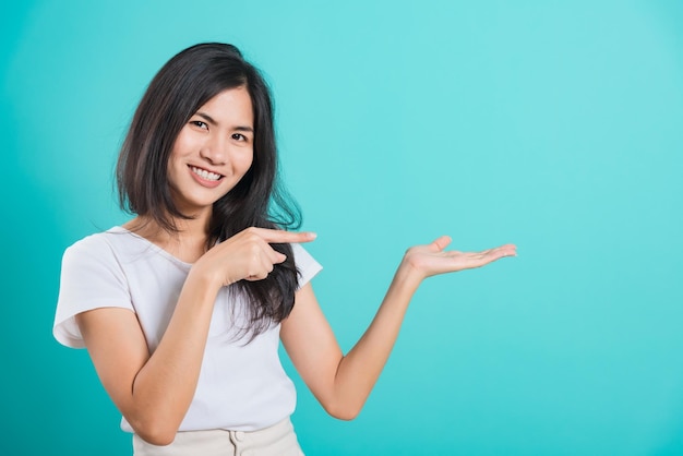 青い背景に笑顔の若い女性の肖像画