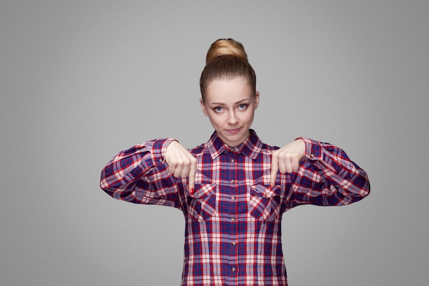 Photo portrait of smiling young woman against gray background