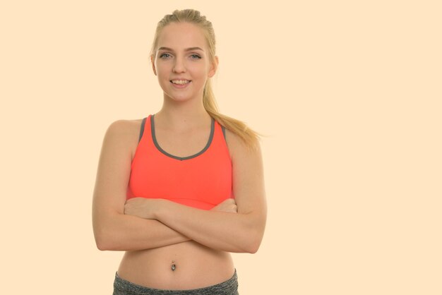 Photo portrait of smiling young woman against gray background