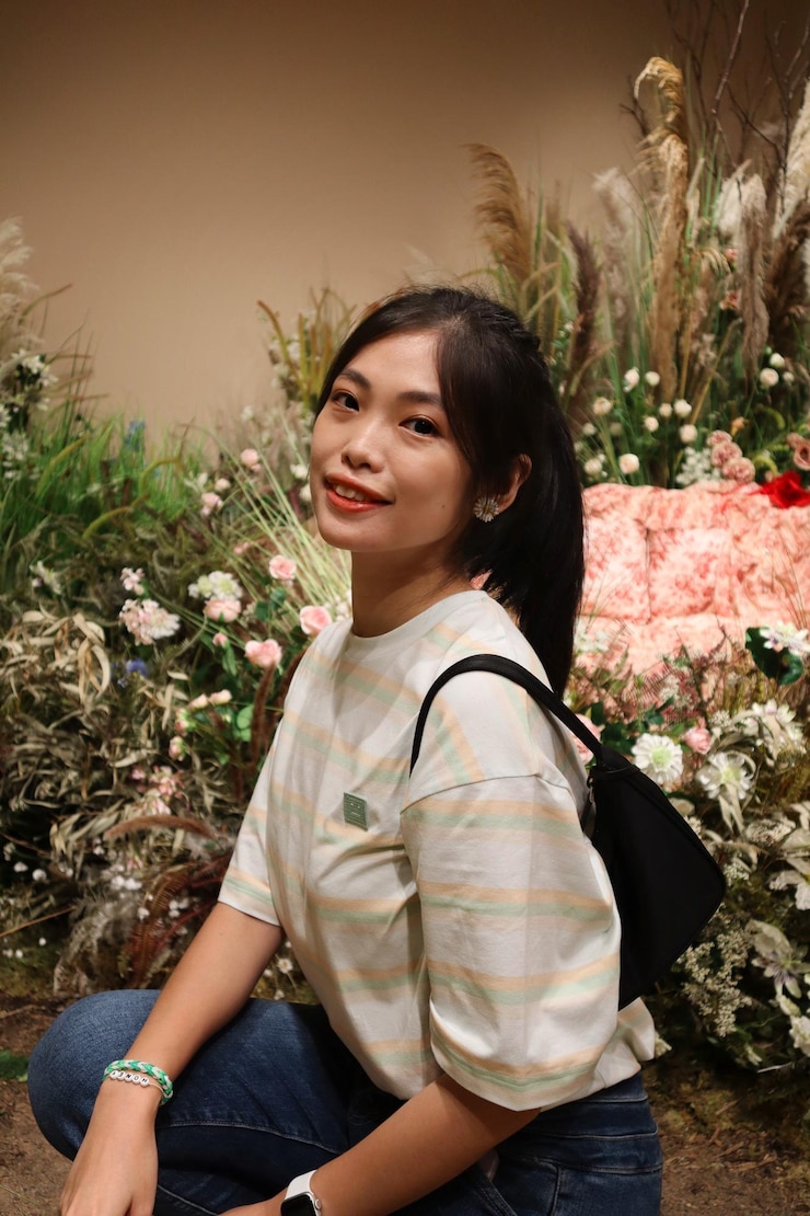 Photo 一幅微笑的年轻女人与植物的肖像