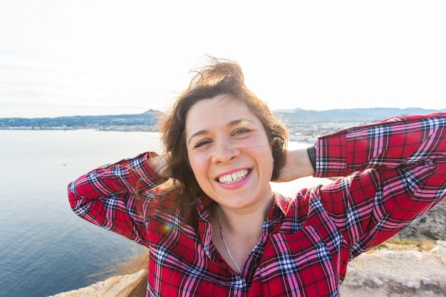 Foto ritratto di una giovane donna sorridente contro il mare