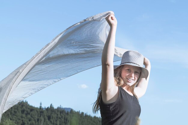 Foto ritratto di una giovane donna sorridente contro il cielo