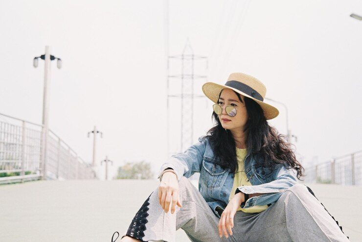 Photo 空に照らされた笑顔の若い女性の肖像画