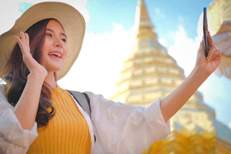 Photo 寺院の前で笑顔の若い女性の肖像画