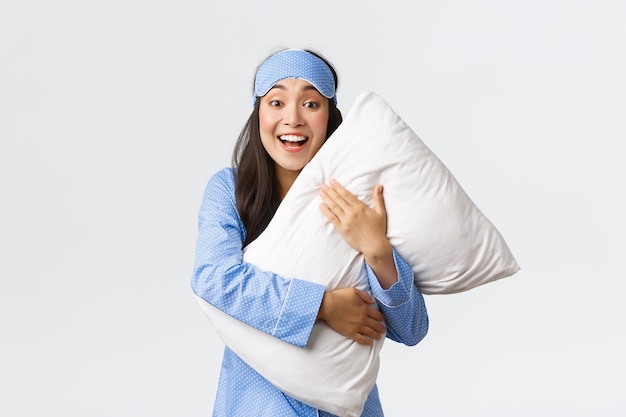 Photo portrait of a smiling young woman against white background