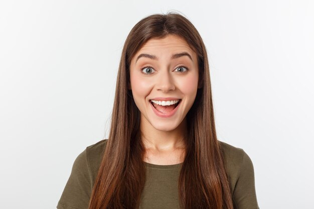 Photo portrait of smiling young woman against white background