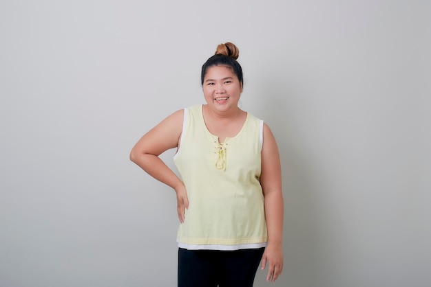 Photo portrait of a smiling young woman against white background