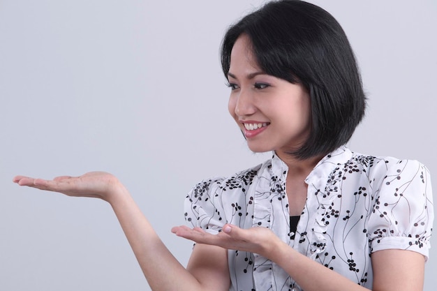 Photo portrait of smiling young woman against white background