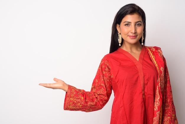 Photo portrait of a smiling young woman against white background