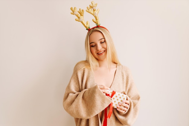 Foto ritratto di una giovane donna sorridente su uno sfondo bianco