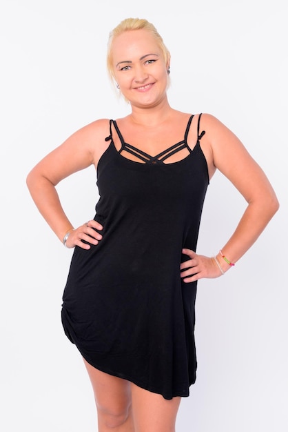 Photo portrait of a smiling young woman against white background