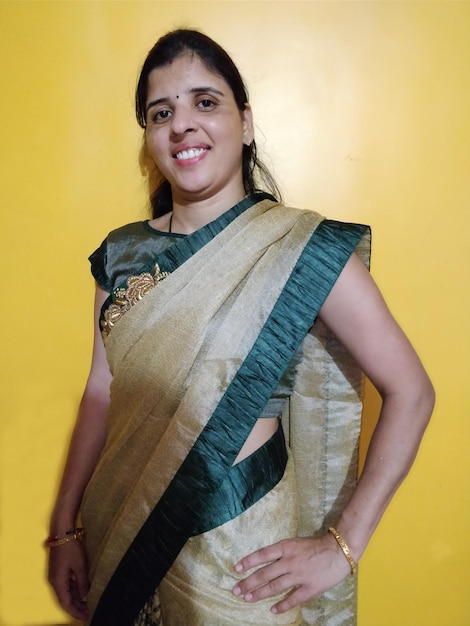 Photo portrait of smiling young woman against yellow background