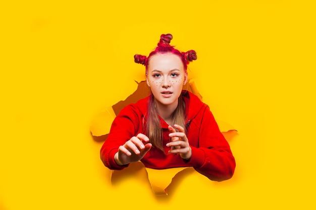 Photo portrait of a smiling young woman against yellow background