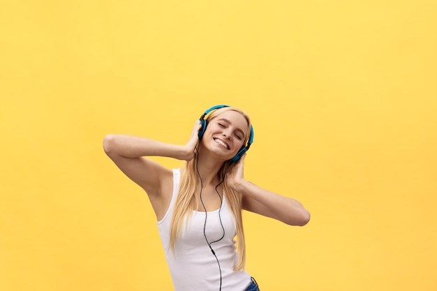 Photo portrait of a smiling young woman against yellow background