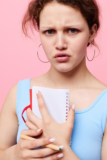 Photo portrait of smiling young woman applying face