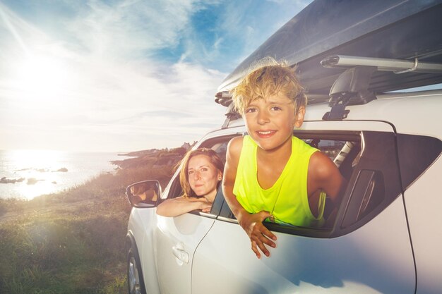 Photo portrait of smiling young woman in car