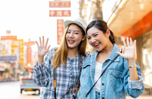 Photo portrait of a smiling young woman in city