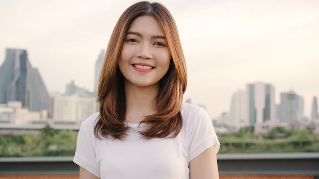 街で笑顔の若い女性の肖像画