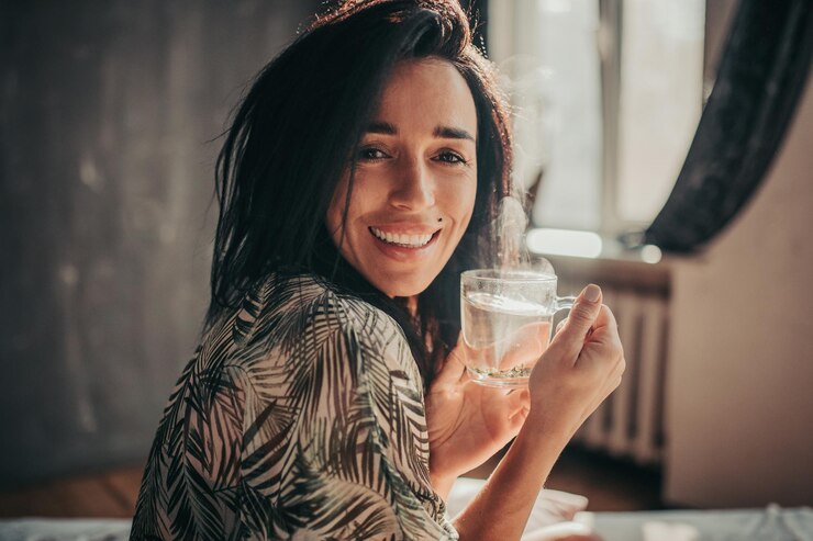 Photo portrait of smiling young woman drinking drink