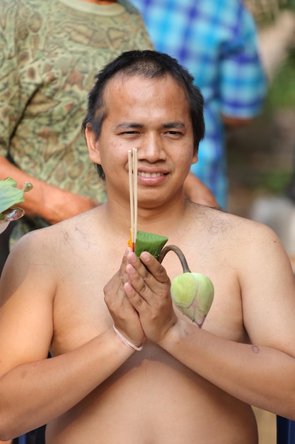 Photo portrait of a smiling young woman eating food