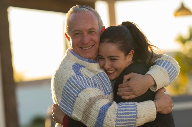 Foto ritratto di una giovane donna sorridente un uomo felice che abbraccia una donna