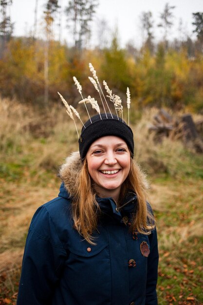 Foto ritratto di una giovane donna sorridente con un cappello