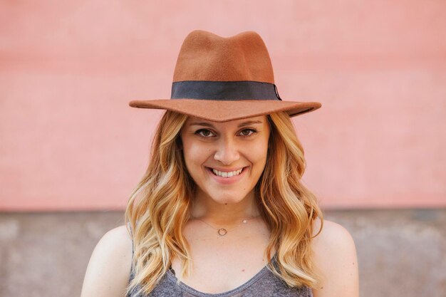 Foto ritratto di una giovane donna sorridente con un cappello