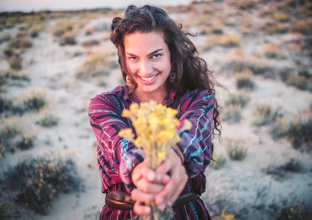Foto ritratto di una giovane donna sorridente che tiene un bouquet