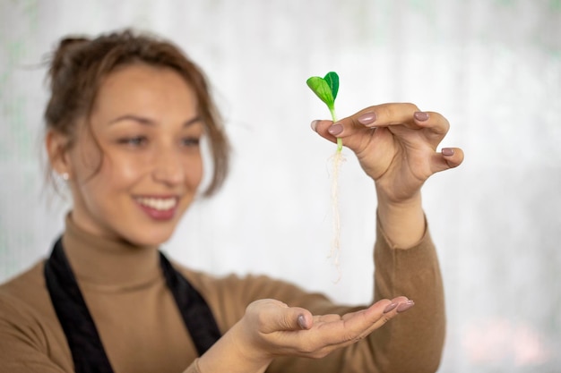 Foto ritratto di una giovane donna sorridente che tiene la telecamera