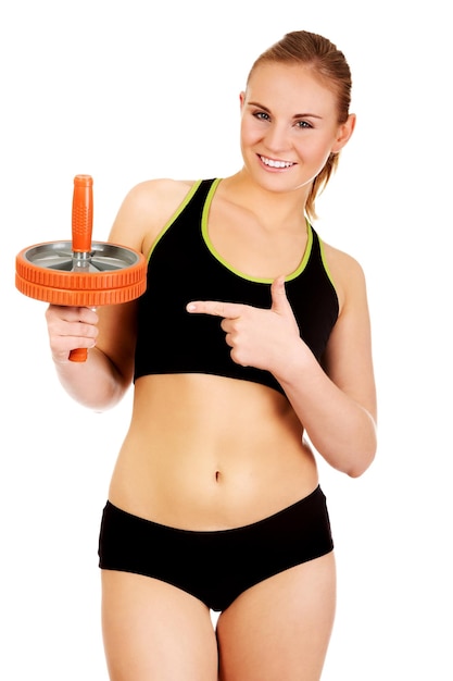 Photo portrait of smiling young woman holding exercise equipment against white background