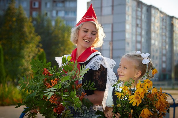 Портрет улыбающейся молодой женщины с цветами