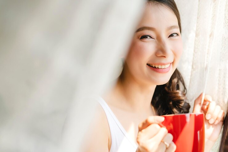 Photo 一位微笑的年轻女子握着手的肖像