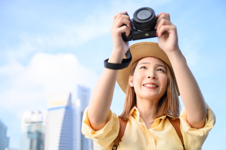 Photo 空の向こうの街で帽子をかぶった笑顔の若い女性の肖像画