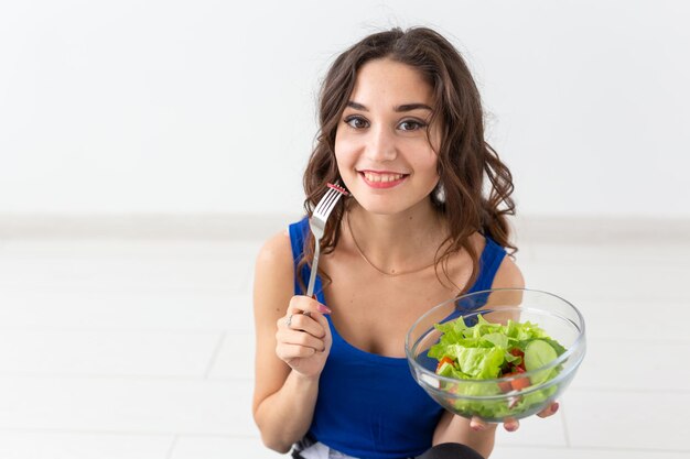 Photo portrait of a smiling young woman holding ice cream