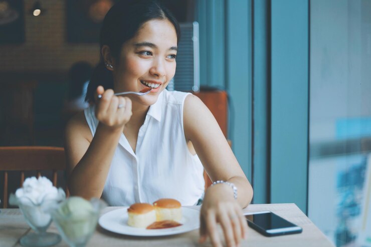 Photo スマートフォンを握っている笑顔の若い女性の肖像画