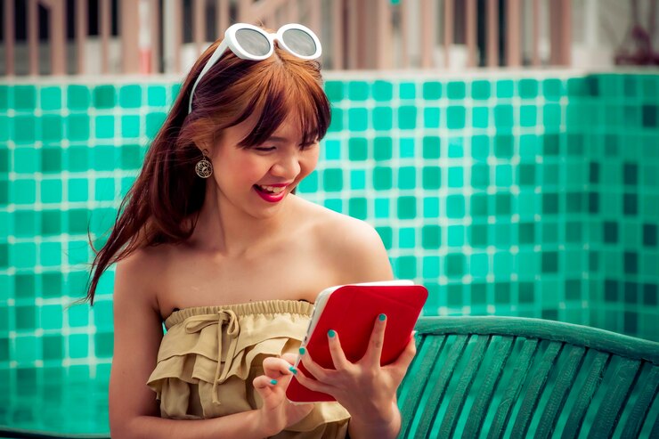 Photo portrait of a smiling young woman holding swimming pool